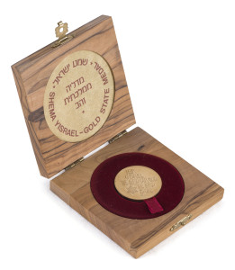 Coins - World: Israel: 1980 "Shema Yisrael" (Hear O Israel) State gold medal, 15gr of 750/1000 (18k) gold. Unc, comes in original olivewood presentation box with Israel Government Coins certificate.