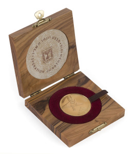 Coins - World: Israel: 1976 "Operation Jonathan" Israel State gold medal, 30gr of 900/1000 fine gold. Unc, comes in original olivewood presentation box with Israel Government Coins certificate.