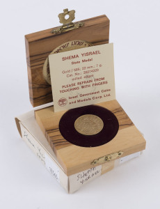 Coins - World: Israel: 1980 "Shema Yisrael" (Hear Israel) State gold medal, 7gr of 585/1000 (14k) gold. Unc, comes in original olivewood presentation box with Israel Government Coins certificate.