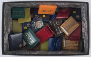 Coins - World: Israel: 1960-70s Commemorative Silver coins, with many Hanukkiya types, comprising 925/1000 or 935/1000 purity (7, three in olivewood presentation boxes) total weight 185grams; 900/1000 (9) incl.1975 Pidyon HaBen 25l proof, total weight 230grams; 850/1000 (8), plus 1982 Hanukkiya from Yemen 2-coin set, weight 214grams; 800/1000 (2) weight 60grams; 500/1000 (13) weight 260grams; all coins with original protective packaging. (40 items)