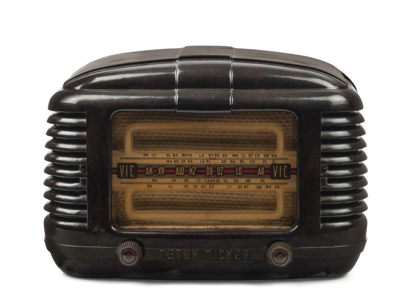 ASTOR MICKEY brown bakelite radio, 18cm high, 26cm wide, 16cm deep
