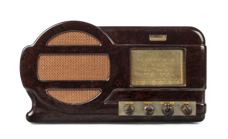 ARISTOCRAT TECNICO brown bakelite mantel radio, model 751, ​24cm high, 44cm wide