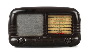 ASTOR brown bakelite mantel radio, model JJ57, 24cm high, 44cm wide