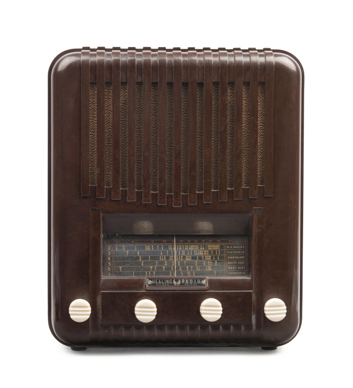 HEALING brown bakelite tombstone mantel radio, model 409, ​38cm high