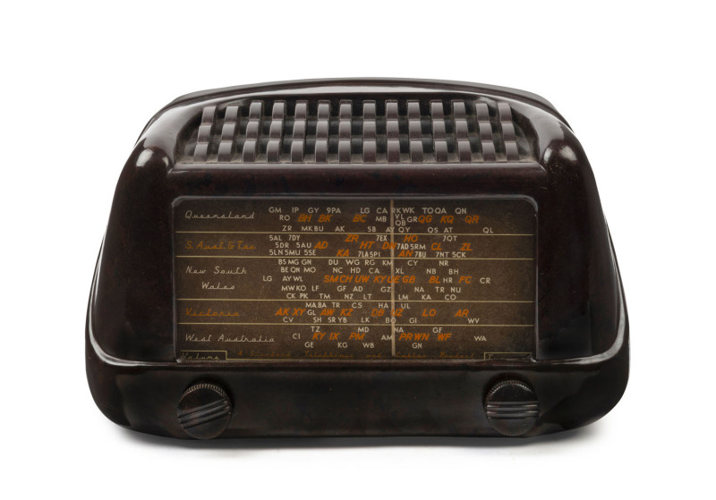 S.T.C. Eiffel Tower waffle top mantel radio in brown bakelite case, ​19cm high, 29cm wide, 17cm deep