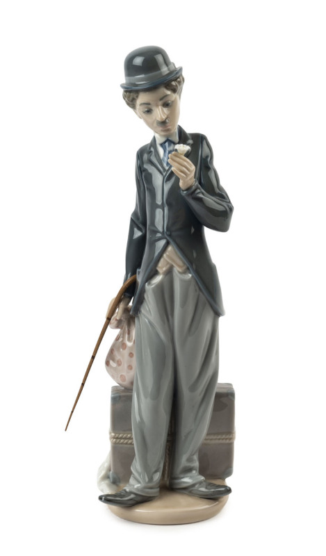 LLADRO "Charlie Chaplin, The Tramp" porcelain statue, 20th century, with original walking cane, blue factory mark to base, ​28.5cm high