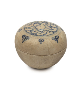 HOI AN Shipwreck porcelain box, Vietnamese (Chu Dau), late 15th century, 4cm high, 5.5cm diameter.