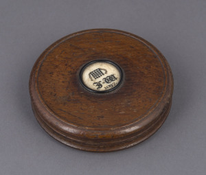 An antique snuff box, turned oak with ivory panel top, early 19th century, 8.5cm diameter