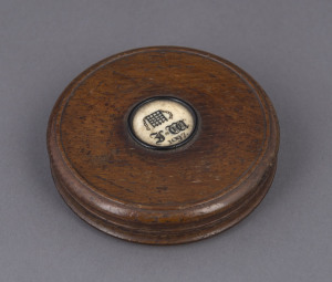 An antique snuff box, turned oak with ivory panel top, early 19th century, ​8.5cm diameter