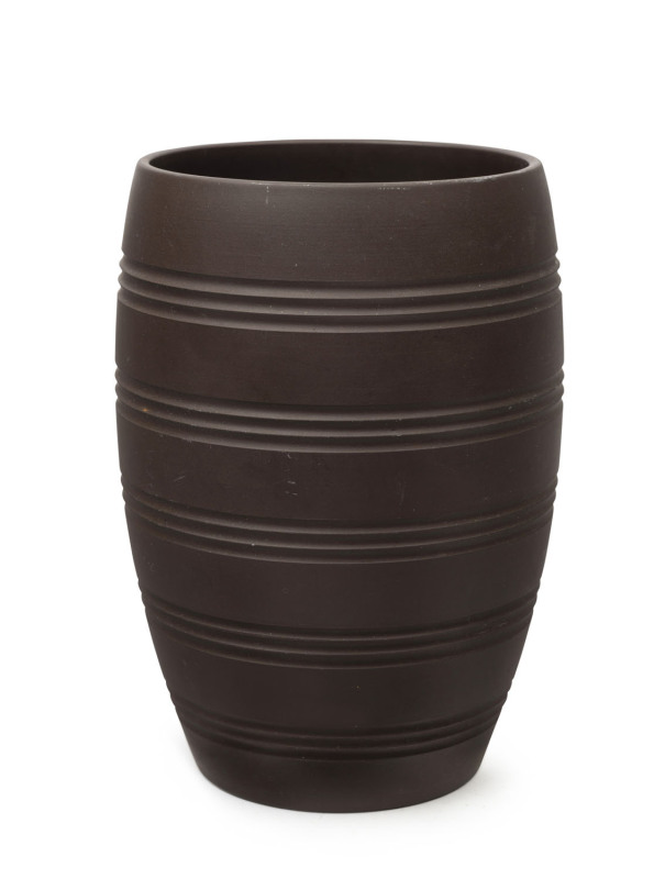 KEITH MURRAY Wedgwood brown basalt porcelain vase with ribbed decoration, stamped "Keith Murray, Wedgwood, Made In England", ​19cm high, 13cm wide