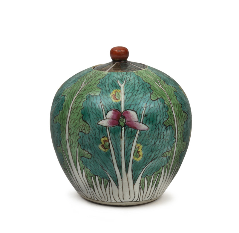 A Chinese famille verte porcelain lidded pot with enamel decoration, late 18th early 19th century, 11cm high, 10cm wide