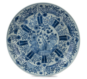 A Chinese blue and white porcelain charger, 19th/20th century, 44cm diameter
