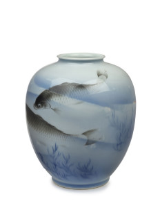 FUKAGAWA Japanese porcelain vase with koi decoration, Taisho period, pictorial mountain mark, 21cm high.