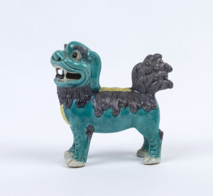 A Chinese porcelain Foo dog statue, early 20th century, 15cm high, 15cm long