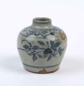 A Vietnamese ceramic vase with underglaze blue decoration, 16th/17th century, 7.5cm high, 7.5cm wide