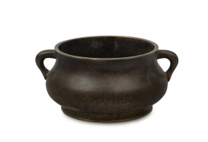 A Chinese bronze temple censer with impressive double dragon mark in relief, 19th/20th century, 9cm high, 19cm wide