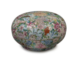 A Chinese famille rose circular cushion shaped porcelain box, Qing Dynasty, late 19th century, 15cm high, 24cm diameter