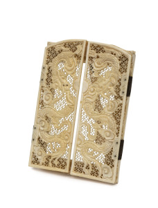 A Chinese carved ivory picture stand with dragon decoration, Qing Dynasty, 19th century, 11cm high