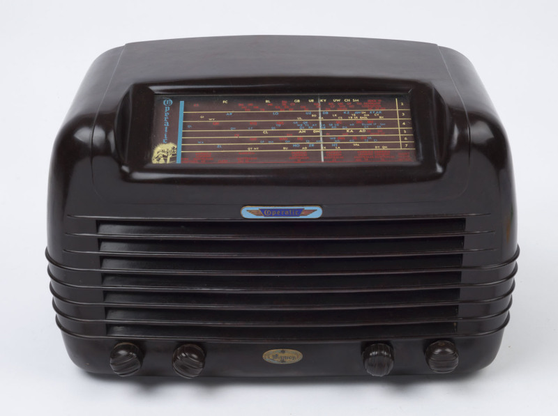 OPERATIC brown bakelite mantel radio, ​25cm high, 37cm wide