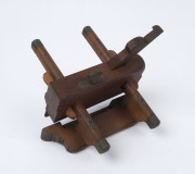 An antique moulding plane with adjustable fence, stamped "No.5", 19th century, ​21.5cm fence length