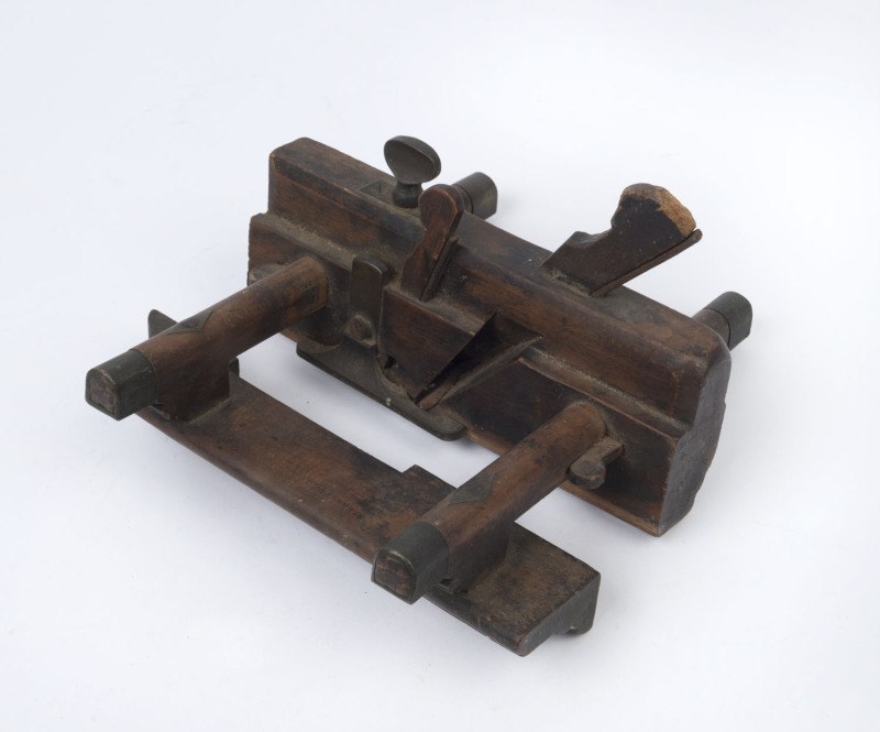 An antique moulding plane with adjustable fence, 19th century, ​25.5cm fence length