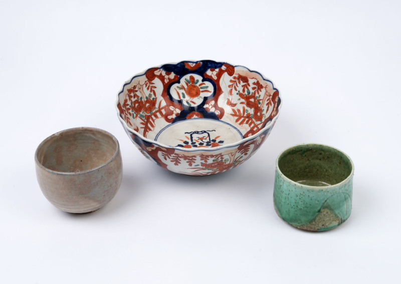 Japanese Imari pottery fruit bowl together with two Japanese pottery tea bowls, 19th and 20th century, the Imari bowl 10.5cm high, 25cm diameter