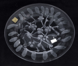 LALIQUE French crystal plate, late 20th century, with original factory labels, 22.5cm diameter