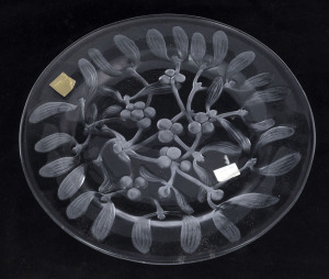 LALIQUE French crystal plate, late 20th century, ​with original factory labels, 22.5cm diameter