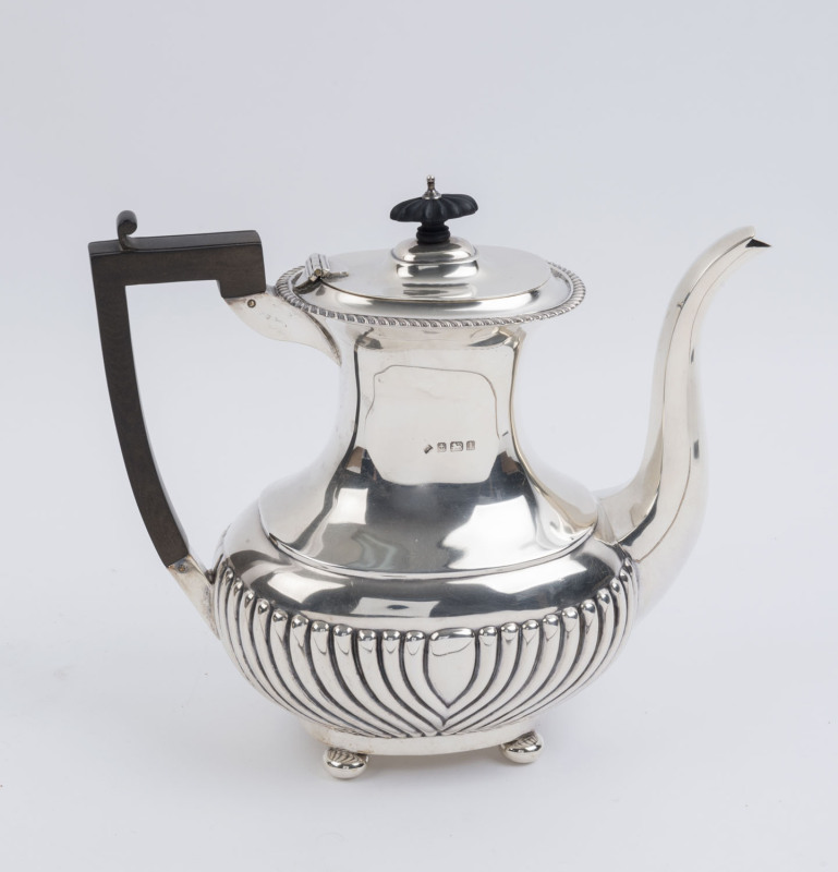 An English sterling silver teapot made in Birmingham, circa 1911, ​24cm high, 830 grams total