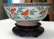 A Chinese porcelain bowl with Amsterdam Bont Dutch decoration of exotic birds and foliage, circa 1720, with accompanying carved wooden stand, 6.5cm high, 14.5cm diameter - 4