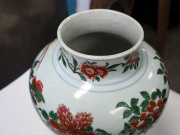 A Chinese Wucai transitional vase decorated with peonies and exotic birds, circa 1600, with a fine carved timber stand, 36cm high - 9