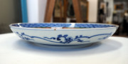 A Chinese Sancai porcelain plate with underglaze blue decoration, 18th/19th century, 4 character mark to base, 23cm diameter - 6