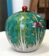 A Chinese famille verte porcelain lidded pot with enamel decoration, late 18th early 19th century, 11cm high, 10cm wide - 2
