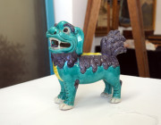 A Chinese porcelain Foo dog statue, early 20th century, ​15cm high, 15cm long - 2