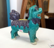 A Chinese porcelain Foo dog statue, early 20th century, ​15cm high, 15cm long - 4