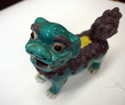 A Chinese porcelain Foo dog statue, early 20th century, ​15cm high, 15cm long - 7