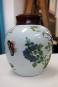 A Chinese famille verte porcelain ginger jar with rosewood lid, 19th century, ​16.5cm high - 5