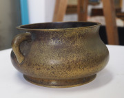 A Chinese bronze temple censer with impressive double dragon mark in relief, 19th/20th century, ​9cm high, 19cm wide - 4