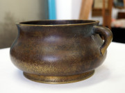 A Chinese bronze temple censer with impressive double dragon mark in relief, 19th/20th century, ​9cm high, 19cm wide - 5