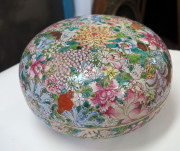 A Chinese famille rose circular cushion shaped porcelain box, Qing Dynasty, late 19th century, ​15cm high, 24cm diameter - 2