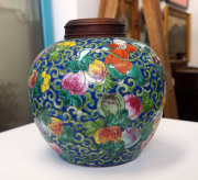 A Chinese porcelain jar with boys and fruit on blue ground with carved timber lid, Republic period, ​21cm high, 20cm wide - 4