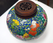 A Chinese porcelain jar with boys and fruit on blue ground with carved timber lid, Republic period, ​21cm high, 20cm wide - 5