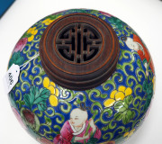 A Chinese porcelain jar with boys and fruit on blue ground with carved timber lid, Republic period, ​21cm high, 20cm wide - 6