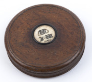 An antique snuff box, turned oak with ivory panel top, early 19th century, ​8.5cm diameter - 2