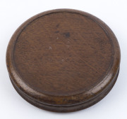 An antique snuff box, turned oak with ivory panel top, early 19th century, ​8.5cm diameter - 3