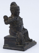 A Chinese cast bronze statue of a seated warrior, Qing Dynasty, 19th century, ​12cm high - 3