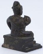 A Chinese cast bronze statue of a seated warrior, Qing Dynasty, 19th century, ​12cm high - 4