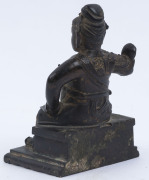 A Chinese cast bronze statue of a seated warrior, Qing Dynasty, 19th century, ​12cm high - 5