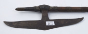 Two Indian Bullova axes from Chota Nagpur, 19th century, ​96cm and 98cm long - 4