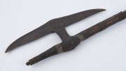 Two Indian Bullova axes from Chota Nagpur, 19th century, ​96cm and 98cm long - 5